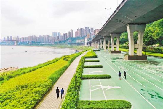 5月9日,渝中区黄沙溪滨江岸线,市民在步道上散步。 5月9日,渝中区黄沙溪滨江岸线,市民在步道上散步。