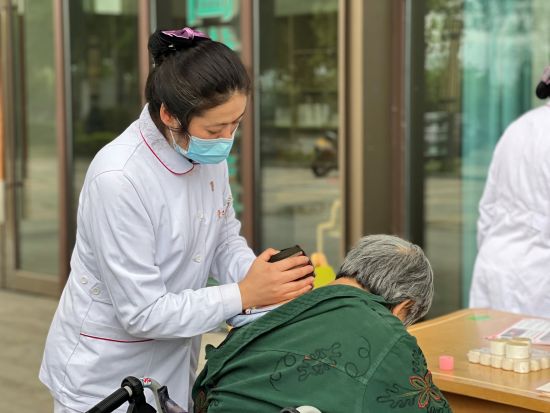护理团队带来耳穴埋豆、火龙罐等中医护理体验。 邹露 摄 护理团队带来耳穴埋豆、火龙罐等中医护理体验。 邹露 摄