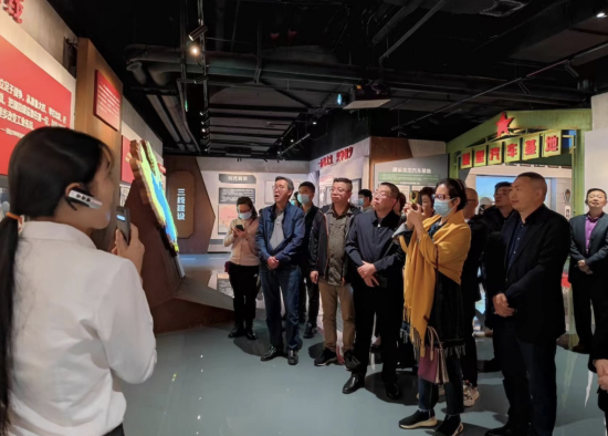 图为作家(诗人)们参观重庆红岩重汽博物馆。罗晓红摄 图为作家(诗人)们参观重庆红岩重汽博物馆。罗晓红摄