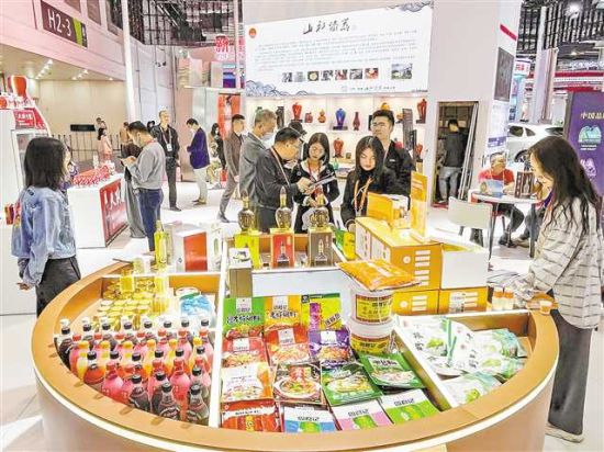 5月10日,2023年中国品牌日活动启幕,重庆馆“九宫格”展台汇集重庆美食。 重庆市发展改革委供图 5月10日,2023年中国品牌日活动启幕,重庆馆“九宫格”展台汇集重庆美食。 重庆市发展改革委供图