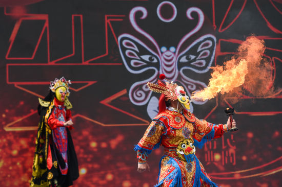 图为演员在"乡村振兴文旅行"活动上表演川剧变脸.何蓬磊 摄