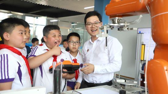 图为兴龙湖小学学生体验操作智能机械手臂。 马远理 摄 图为兴龙湖小学学生体验操作智能机械手臂。 马远理 摄