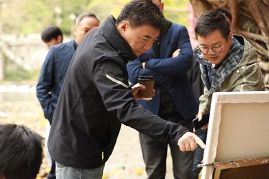 重庆文艺职院党委书记梁跃带领师生走入乡村开展活动。 重庆文艺职院党委书记梁跃带领师生走入乡村开展活动。