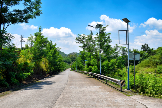 图为公路沿线已安装好的太阳能路灯。合川区委统战部 供图 图为公路沿线已安装好的太阳能路灯。合川区委统战部 供图