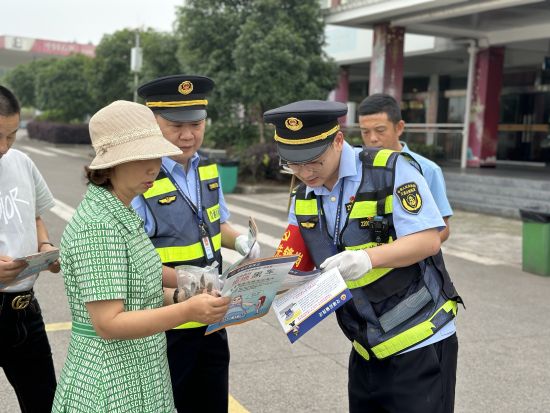 联合路政交通执法人员向群众发放宣传资料,开展在村委会张贴宣传画