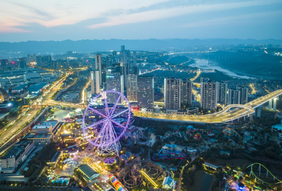 图为夜色中的重庆华侨城四平方公里大城。重庆华侨城供图 图为夜色中的重庆华侨城四平方公里大城。重庆华侨城供图
