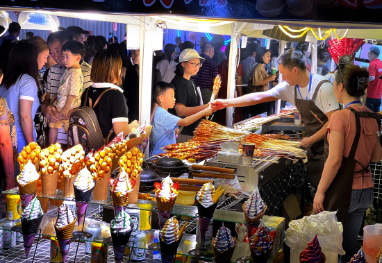 图为美食购物节现场。杨诚 摄 图为美食购物节现场。杨诚 摄