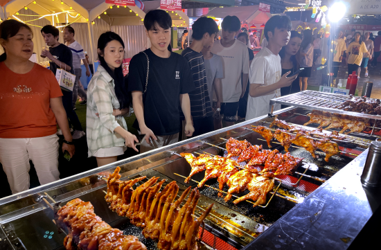 图为美食购物节现场。杨诚 摄 图为美食购物节现场。杨诚 摄