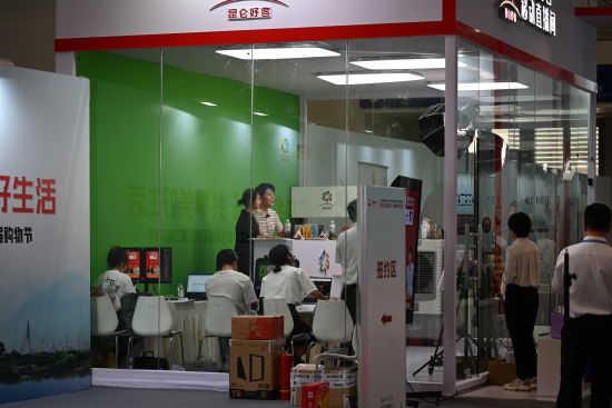 图为设置在现场的购物直播间。张旭 摄 图为设置在现场的购物直播间。张旭 摄