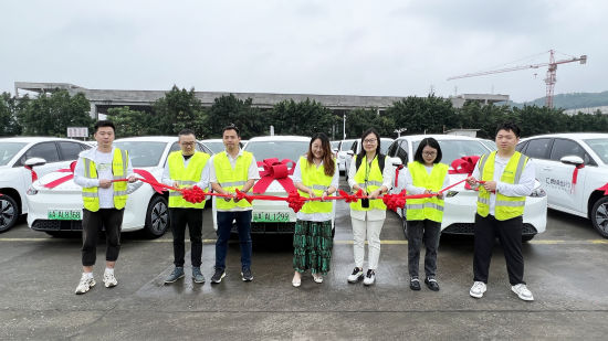 图为吉利曹操60车型重庆首发仪式。肖江川 摄 图为吉利曹操60车型重庆首发仪式。肖江川 摄
