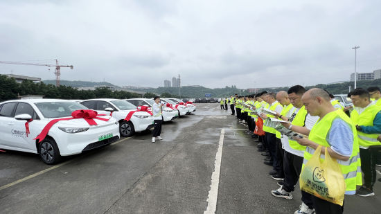 图为吉利曹操60车型重庆首发仪式。肖江川 摄 图为吉利曹操60车型重庆首发仪式。肖江川 摄