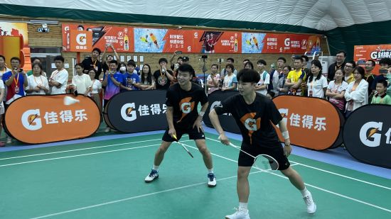 图为东京奥运会羽毛球混合双打冠军王懿律,羽毛球世界冠军李茵晖与