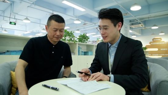 图为客户经理为企业提供上门服务。 民生银行重庆分行供图 图为客户经理为企业提供上门服务。 民生银行重庆分行供图