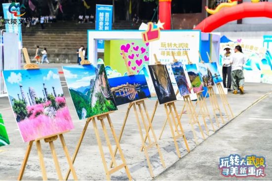 图为活动现场展示的武陵山区风景照。主办方供图 图为活动现场展示的武陵山区风景照。主办方供图