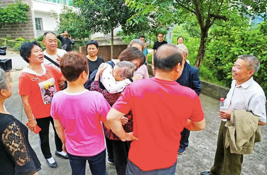 图为黄淑芳与叔娘张碧华拥抱。 合川区委统战部供图 图为黄淑芳与叔娘张碧华拥抱。 合川区委统战部供图
