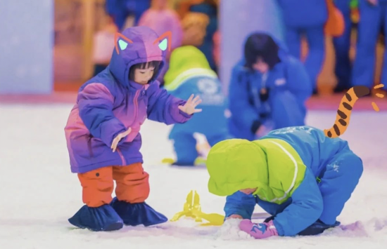 小朋友们在际华园内玩雪。 重庆际华园供图 小朋友们在际华园内玩雪。 重庆际华园供图