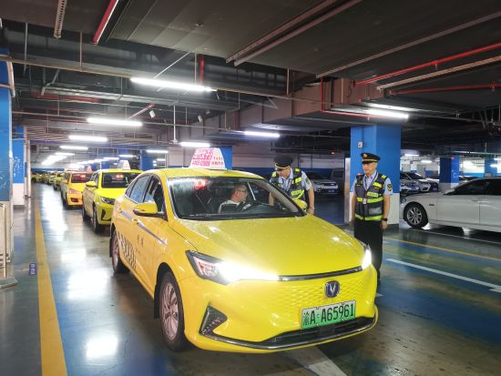 ͼΪ���콻ִͨ���ܶӹ����֧ͨ�������ִ����Ա��������վ�Գ��⳵���м�顣���� ��