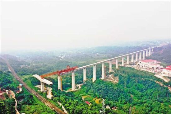 6月20日,施工人员正在对渝昆高铁华福特大桥进行拼装梁架设。华福特大桥位于高新区境内,全长约一点二公里,为双线特大桥。 通讯员 胡志强 摄 6月20日,施工人员正在对渝昆高铁华福特大桥进行拼装梁架设。华福特大桥位于高新区境内,全长约一点二公里,为双线特大桥。 通讯员 胡志强 摄