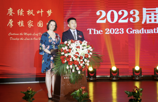 图为重庆枫叶国际学校总校长张瑞芳、重庆校区高中外方课程校长Meghann Kenkel讲话。主办方供图 图为重庆枫叶国际学校总校长张瑞芳、重庆校区高中外方课程校长Meghann Kenkel讲话。主办方供图