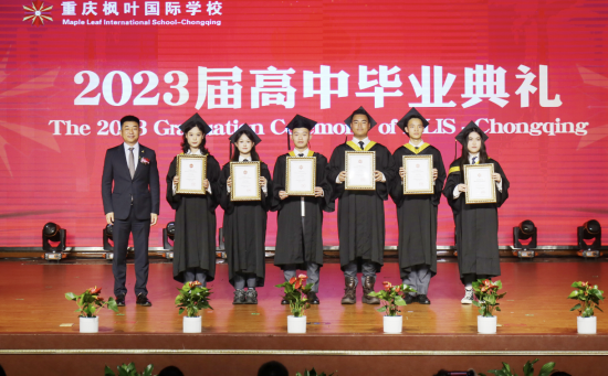 图为为学生颁发毕业证书。zhu ban f 图为为学生颁发毕业证书。zhu ban f