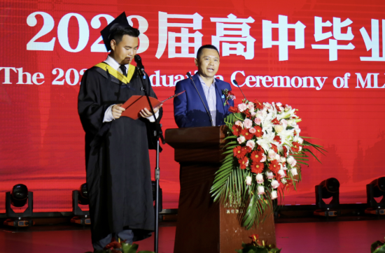 图为家长代表讲话。主办方供图 图为家长代表讲话。主办方供图