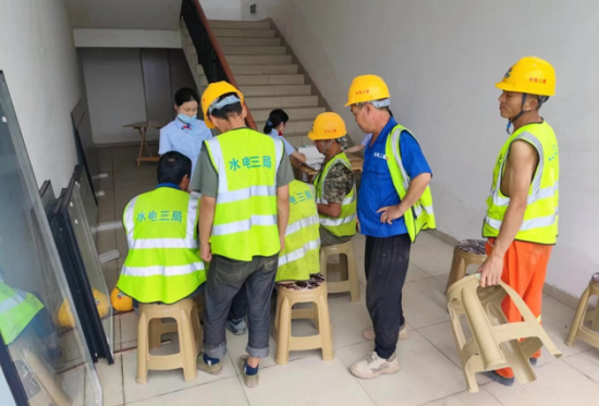 图为该行员工向务工人员开展反诈宣传。 浦发银行重庆分行供图 图为该行员工向务工人员开展反诈宣传。 浦发银行重庆分行供图