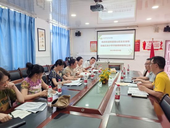 图为民盟璧山区总支对非城区学校义务教育现状进行调研。璧山区委统战部 供图 图为民盟璧山区总支对非城区学校义务教育现状进行调研。璧山区委统战部 供图