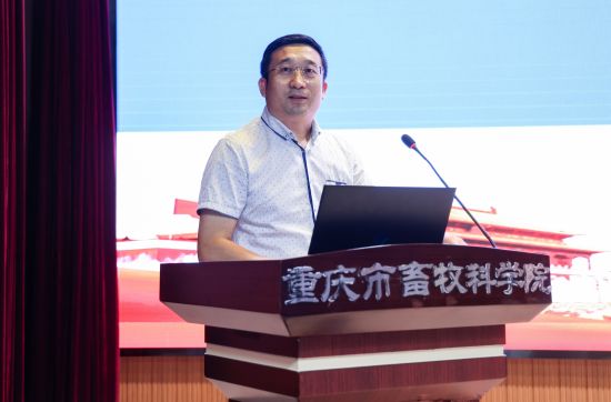 图为重庆市畜牧科学院草业研究所副所长陈积山谈生态发展。 司洪卫 摄 图为重庆市畜牧科学院草业研究所副所长陈积山谈生态发展。 司洪卫 摄