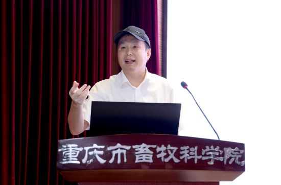 图为重庆市畜牧科学院经济动物研究所副所长杨金龙介绍神秘“油灵”。 司洪卫 摄 图为重庆市畜牧科学院经济动物研究所副所长杨金龙介绍神秘“油灵”。 司洪卫 摄