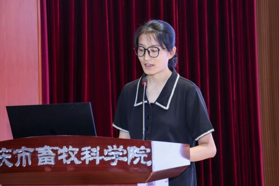 图为重庆市畜牧科学院后勤保障处职工凌苏雅发言。 司洪卫 摄 图为重庆市畜牧科学院后勤保障处职工凌苏雅发言。 司洪卫 摄