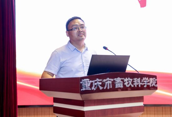 图为四川省草原工作总站副站长、重庆市畜牧科学院草业研究所顾问张健演讲现场。 摄 图为四川省草原工作总站副站长、重庆市畜牧科学院草业研究所顾问张健演讲现场。 摄