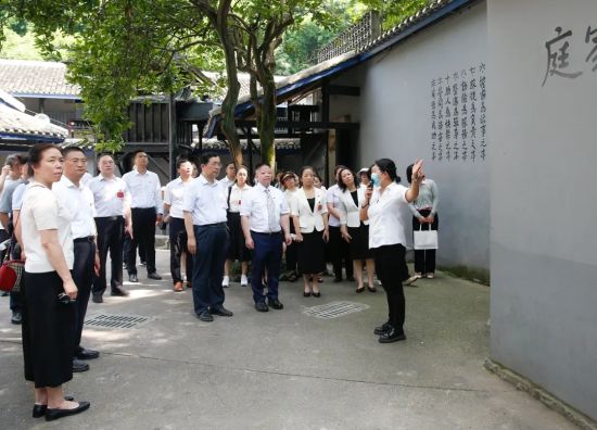 图为重医附一院党委主题教育开展“赓续红色血脉 争当红岩先锋”主题党日活动。重医附一院供图 图为重医附一院党委主题教育开展“赓续红色血脉 争当红岩先锋”主题党日活动。重医附一院供图