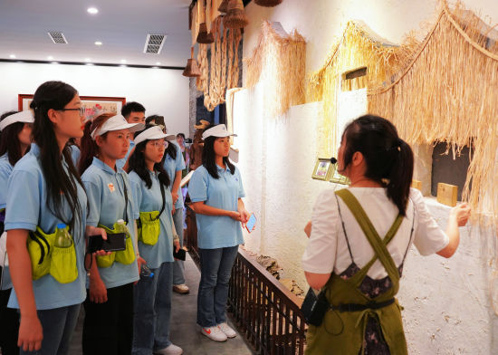 图为大学生参观了解夏布织造技艺.主办方供图