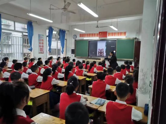 图为南大街小学举办游戏化教学示范课。 永川区教委供图 图为南大街小学举办游戏化教学示范课。 永川区教委供图