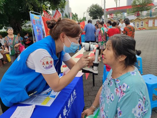 图为志愿者为居民进行健康检查。 江北区委统战部 供图 图为志愿者为居民进行健康检查。 江北区委统战部 供图