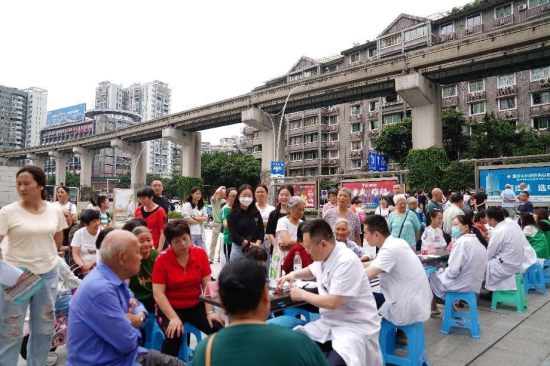 图为义诊现场。重庆市中医院供图 图为义诊现场。重庆市中医院供图