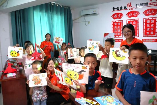图为小朋友们展示自己的绘画、剪纸作品。蒋丽娜 摄 图为小朋友们展示自己的绘画、剪纸作品。蒋丽娜 摄