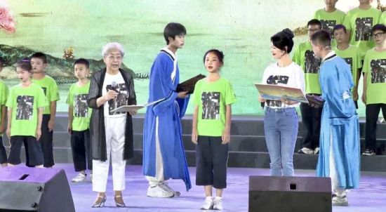 图为播音艺术家虹云带领孩子们齐声朗诵《桃花源记》。活动主办方供图 图为播音艺术家虹云带领孩子们齐声朗诵《桃花源记》。活动主办方供图