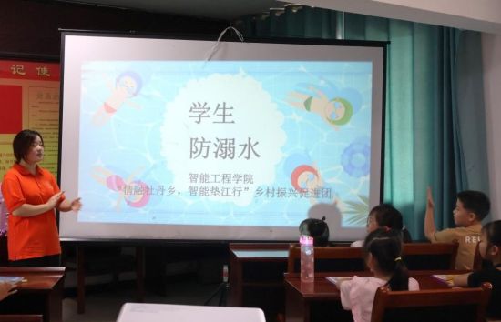图为志愿者向小朋友讲解防溺水知识。蒋丽娜 摄 图为志愿者向小朋友讲解防溺水知识。蒋丽娜 摄
