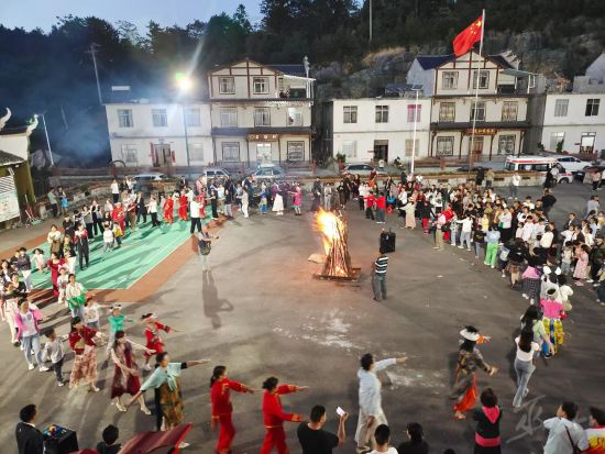 图为游客与当地村民共跳篝火舞。 巫山县委统战部 供图 图为游客与当地村民共跳篝火舞。 巫山县委统战部 供图