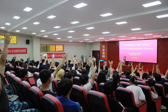 “反洗钱知识校园行”宣传活动现场。 交行重庆市分行 供图 “反洗钱知识校园行”宣传活动现场。 交行重庆市分行 供图