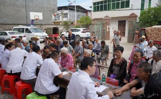 图为专家们开展健康咨询和义诊服务。巫山县委统战部 供图 图为专家们开展健康咨询和义诊服务。巫山县委统战部 供图