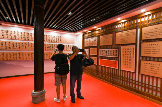 7月8日,重庆市彭水县在蚩尤九黎城举行黄庭坚文化展示馆揭牌仪式。图为游客在馆内参观。中新社记者 何蓬磊 摄 7月8日,重庆市彭水县在蚩尤九黎城举行黄庭坚文化展示馆揭牌仪式。图为游客在馆内参观。中新社记者 何蓬磊 摄