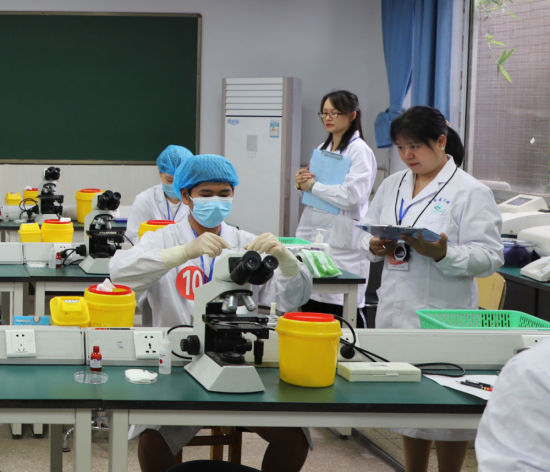 图为在重庆医药卫生学校举行的涪陵区第十三届中等职业学校职业技能大赛医药卫生类等赛项。(学校供图) 图为在重庆医药卫生学校举行的涪陵区第十三届中等职业学校职业技能大赛医药卫生类等赛项。(学校供图)