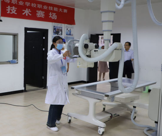 图为在重庆医药卫生学校举行的涪陵区第十三届中等职业学校职业技能大赛医药卫生类等赛项。学校 供图 图为在重庆医药卫生学校举行的涪陵区第十三届中等职业学校职业技能大赛医药卫生类等赛项。学校 供图