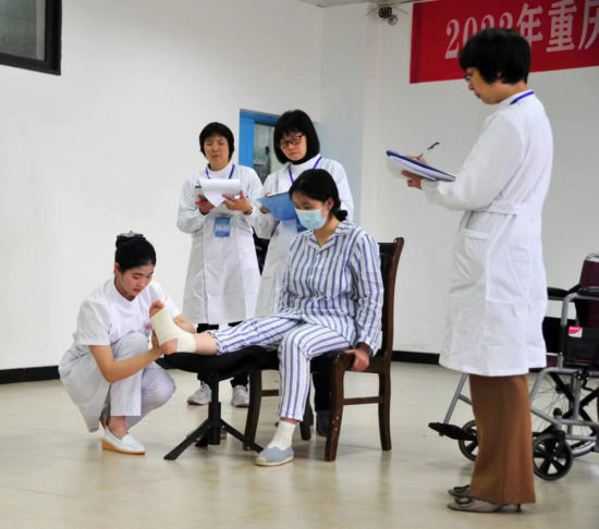 图为重庆医药卫生学校牵头承办的2023年重庆市职业院校技能大赛(中职组)“护理技能”赛项。学校 供图 图为重庆医药卫生学校牵头承办的2023年重庆市职业院校技能大赛(中职组)“护理技能”赛项。学校 供图