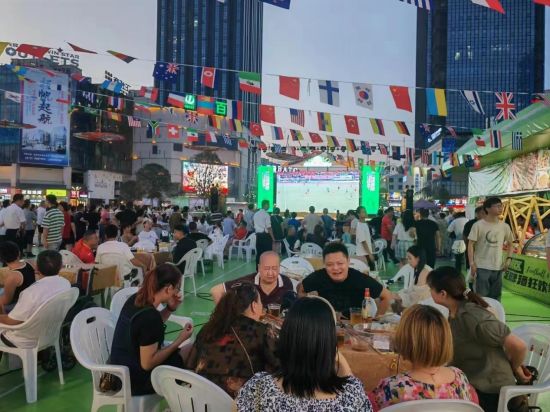 图为足球盛宴点亮铜梁激情夏日之夜。铜梁区委宣传部 供图 图为足球盛宴点亮铜梁激情夏日之夜。铜梁区委宣传部 供图