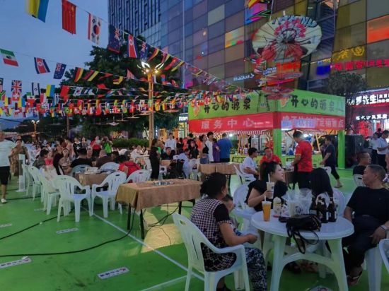 图为足球盛宴点亮铜梁激情夏日之夜。铜梁区委宣传部 供图 图为足球盛宴点亮铜梁激情夏日之夜。铜梁区委宣传部 供图