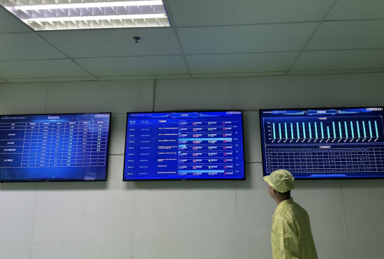 图为盟讯smt数字化车间的三块看板.刘贤 摄