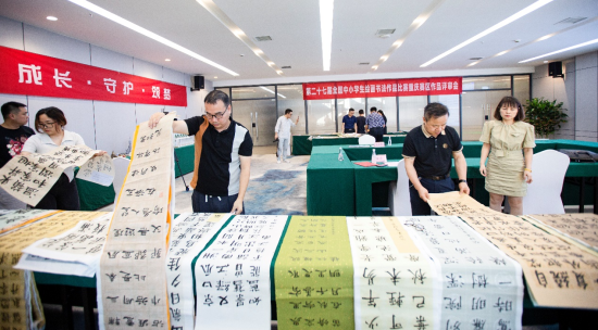 图为专家现场评审。重庆赛区组委会供图 图为专家现场评审。重庆赛区组委会供图